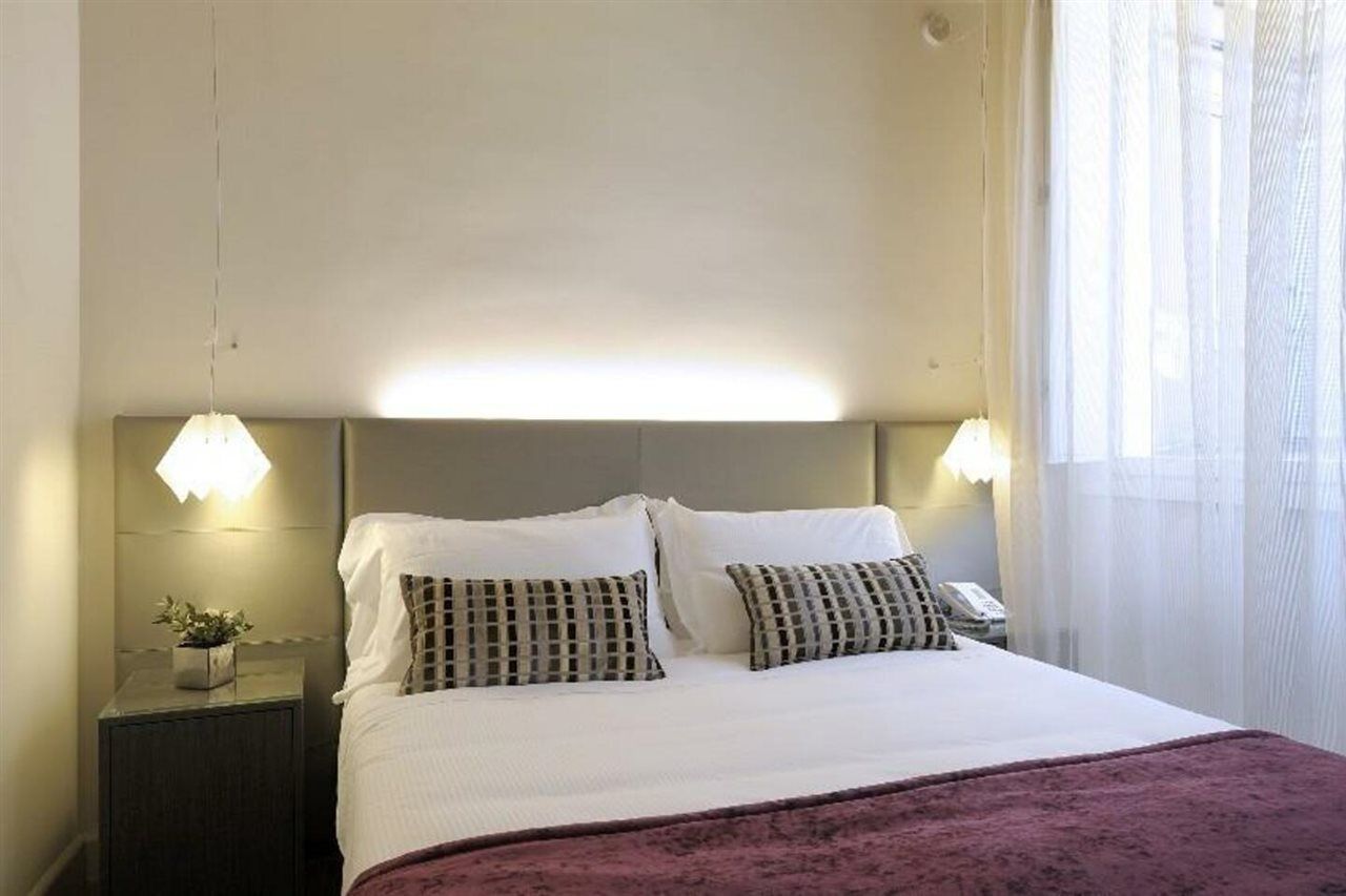 Trevi Palace Luxury Inn Róma Szoba fotó